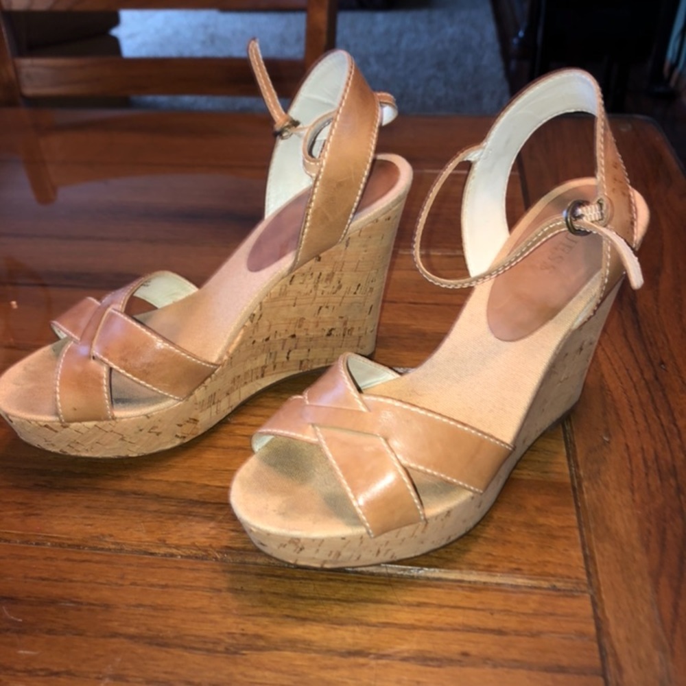 Guess wedges size 8.5
